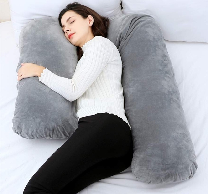 woman sleeping using a pum pum pregnancy pillow